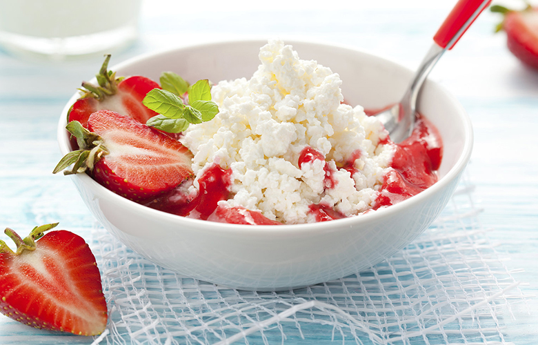 low carb breakfast idea: cottage cheese and fruit