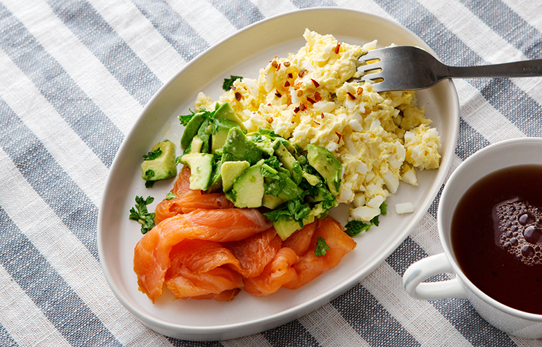 low carb breakfast idea: salmon and eggs