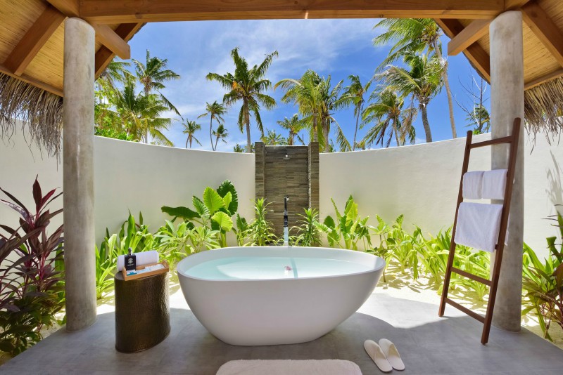 Fushi faru open air bathroom in beach villas