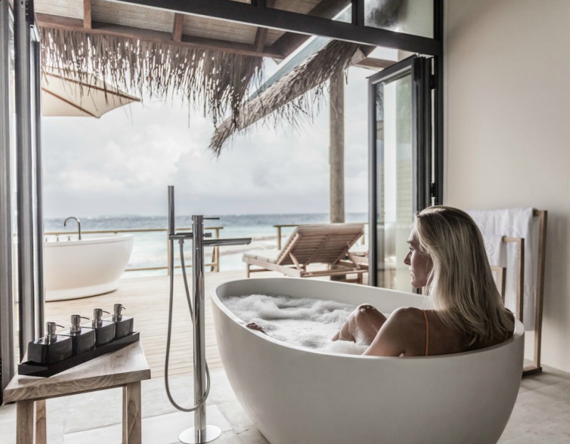 Fushi faru water villa bath overlooking the ocean