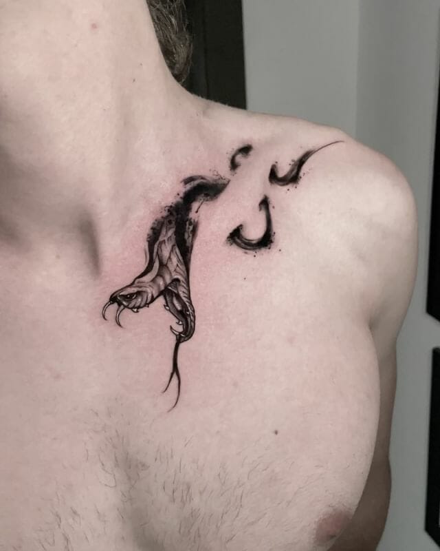 Collar bone snake tattoo  Boas ideias para tatuagem Tatuagens criativas  Tatuagem no pescoço