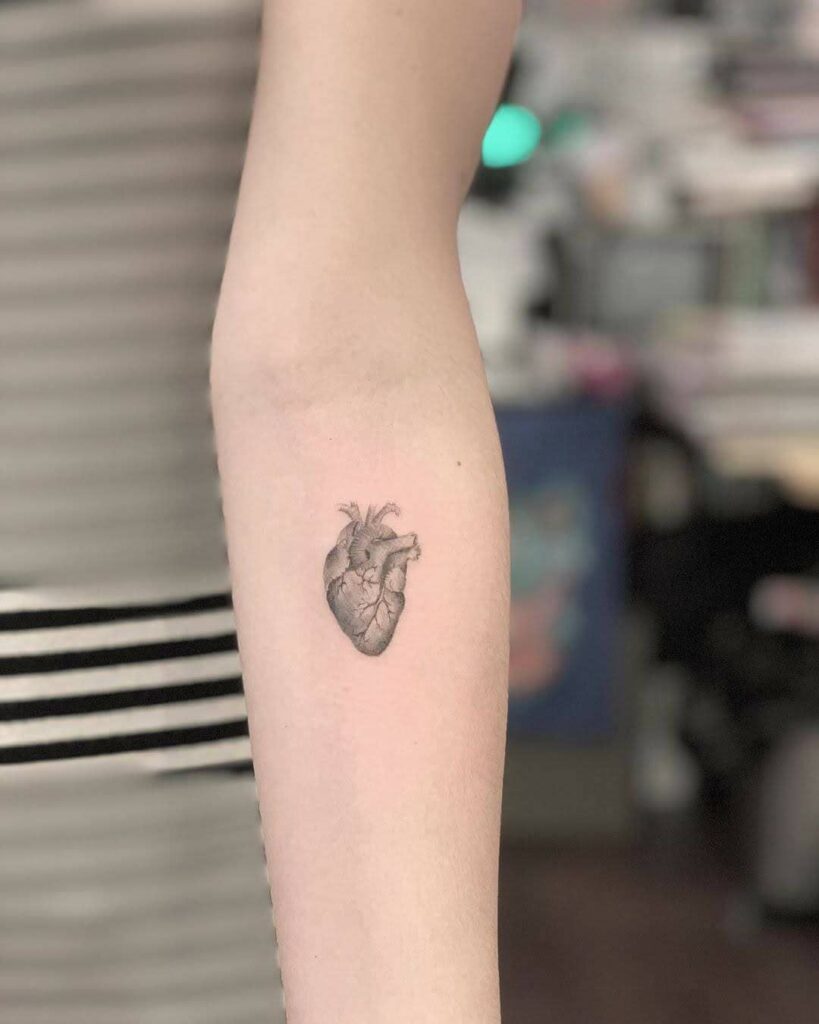 25 Passionate Heart Tattoos for Women  The Trend Spotter