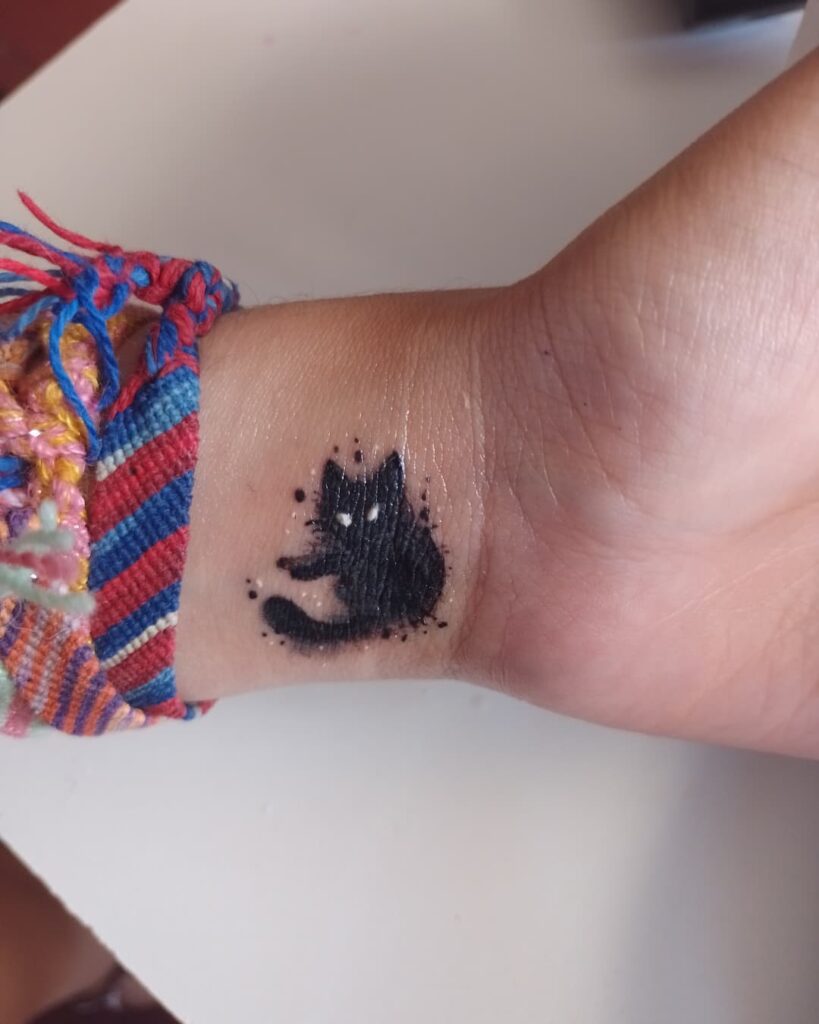 28 Elegant Cat Finger Tattoos