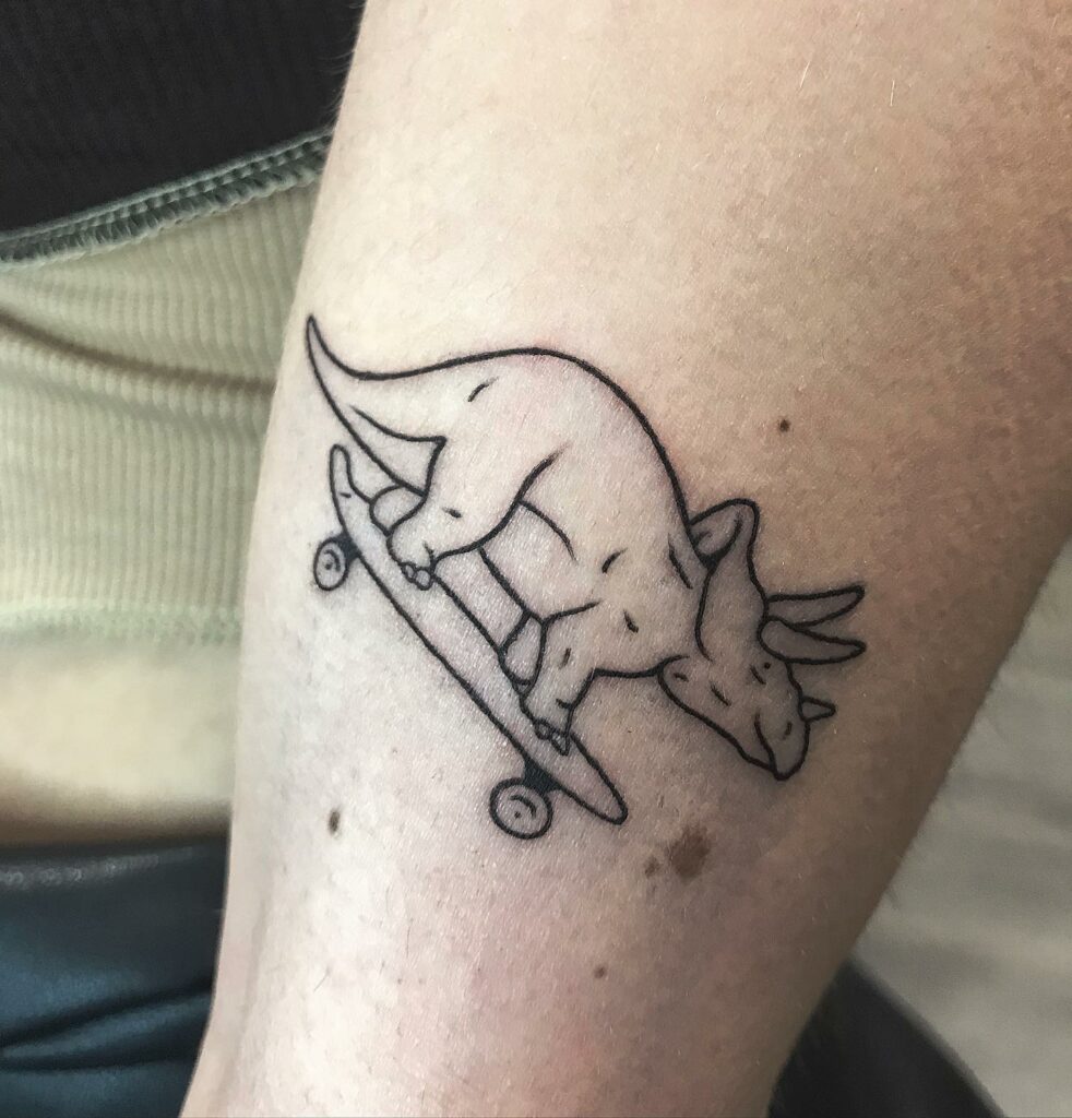 Tattoo uploaded by Lívia Pimenta  Triceratops Triceratopstattoo  minimalist dinossauro dinosaur dino  Tattoodo