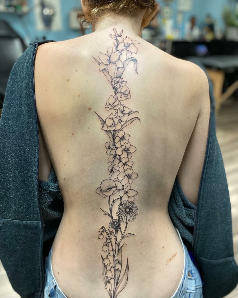 Back to Spine Orchid Tattoo This spine tattoo is giving us serious tattoo  goals  Tatuagem de flores para ombro Tatuagens belas Tatuagem na coluna