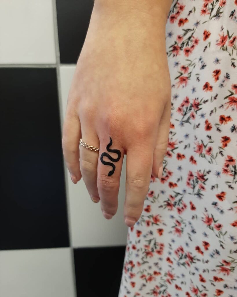 super small minimalist snake Done at wallsandskinrotterdam I love  minimalistic stuff please give me more  minimal minim  Minimal tattoo  Tattoo set Tattoos