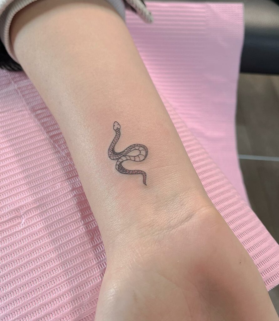 Top 98 about simple snake tattoo super cool  indaotaonec