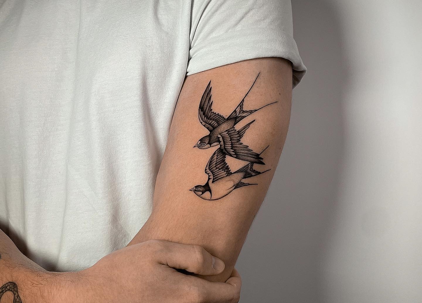 Tattoo uploaded by Thiago Padovani  andorinha andorinhatattoo  swallowtattoo swallow necktattoo  Tattoodo