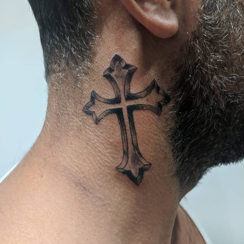 Что означает крест на шарфе. Тату крест на шее. Крест таттуу. Тату в виде Креста на шее. Наколка крестик на шее.