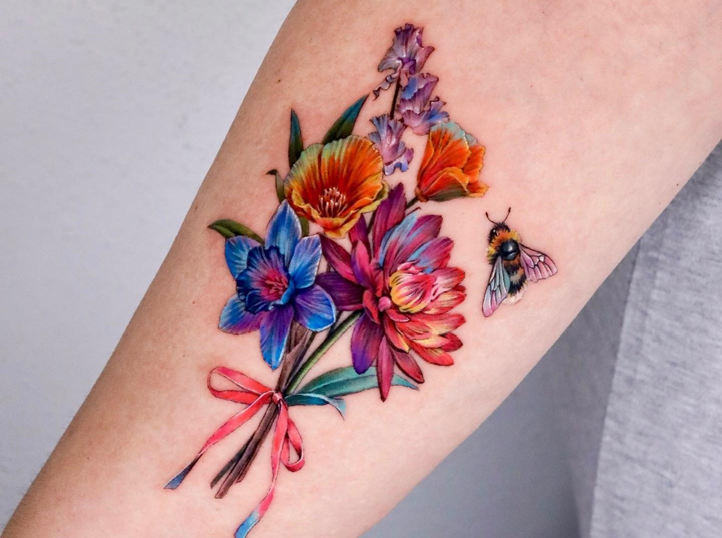 Matching bee and daisy flower tattoo for best friends