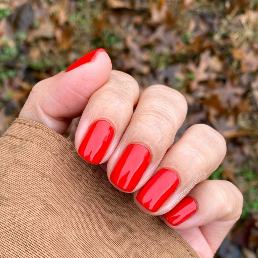 Chic Short Red Nails