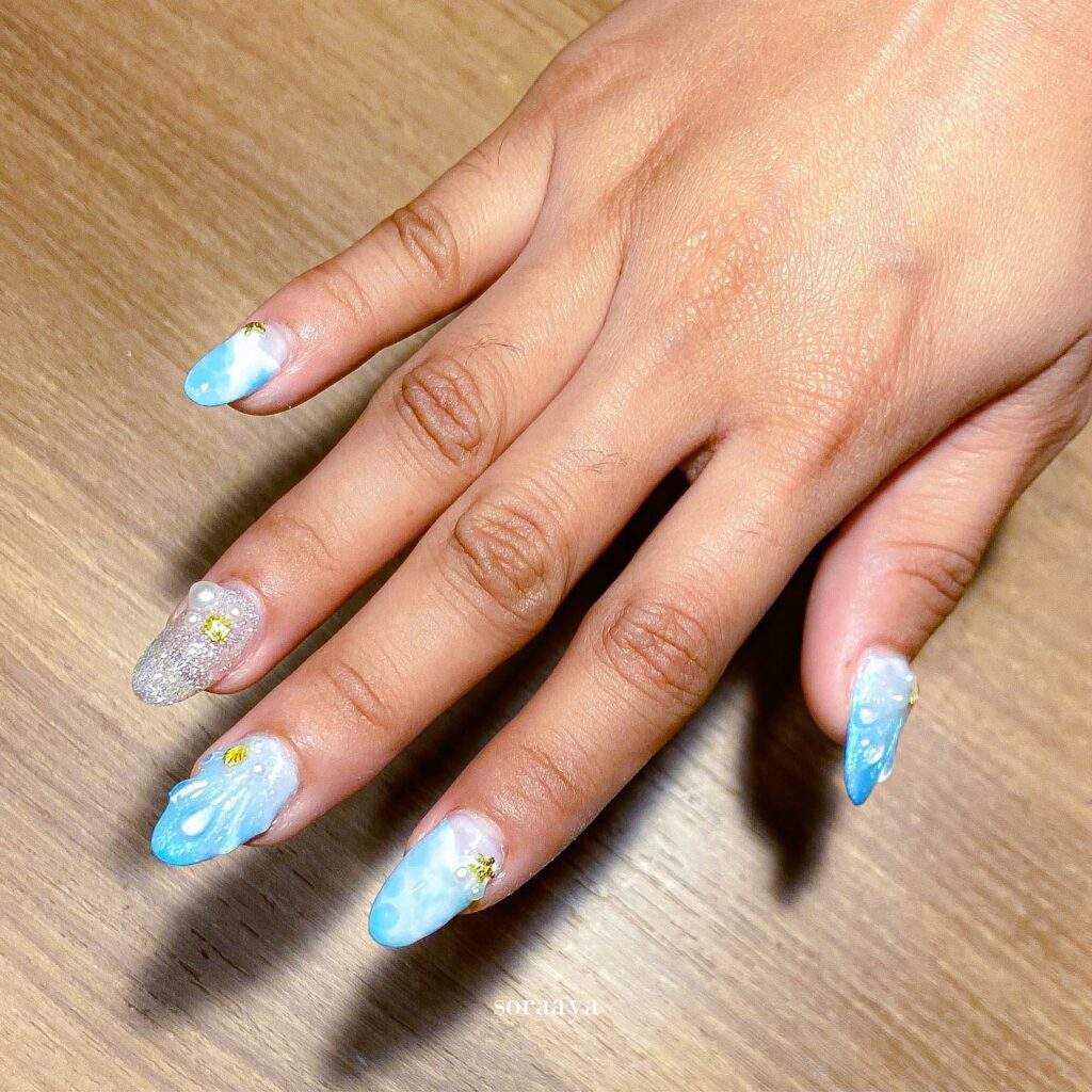 Clouds blue ombre nails