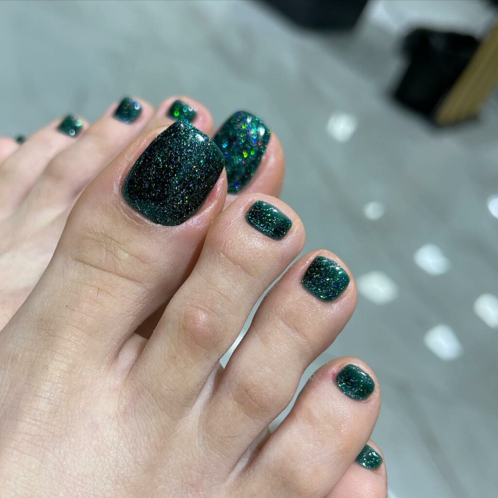 Glitter Glow Dark Green Pedicure