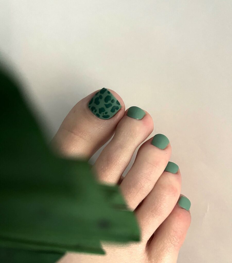 Abstract Dark Green Pedicure