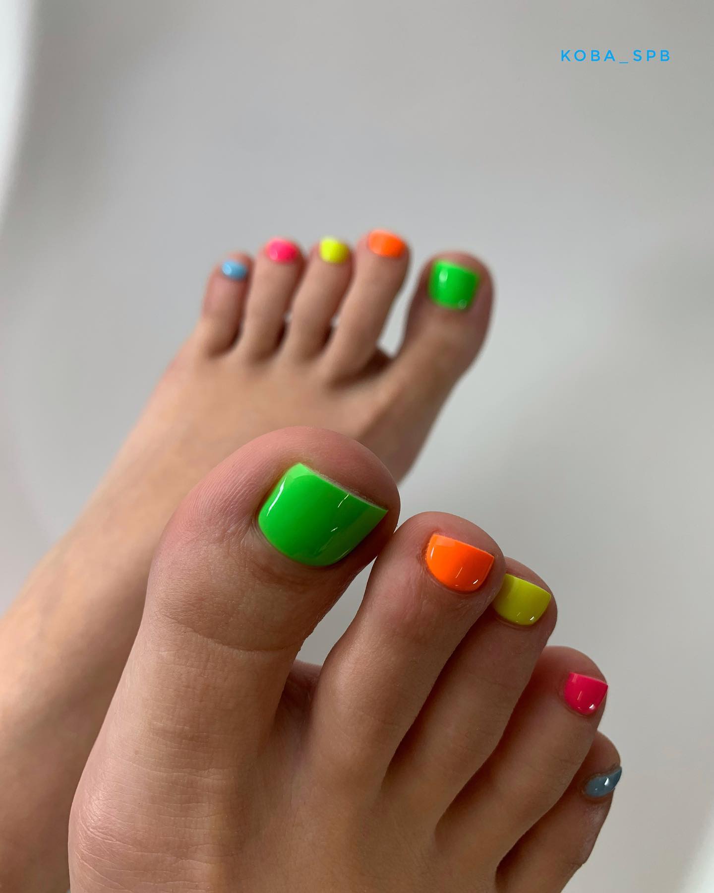 35 Neon Pedicure Ideas to Make a Bold Statement in 2024