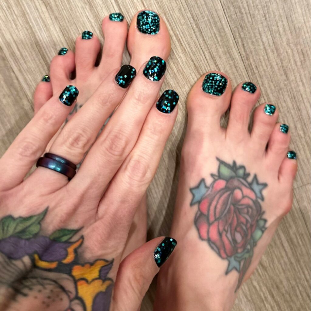Dark Green Bubble Abstract Nails