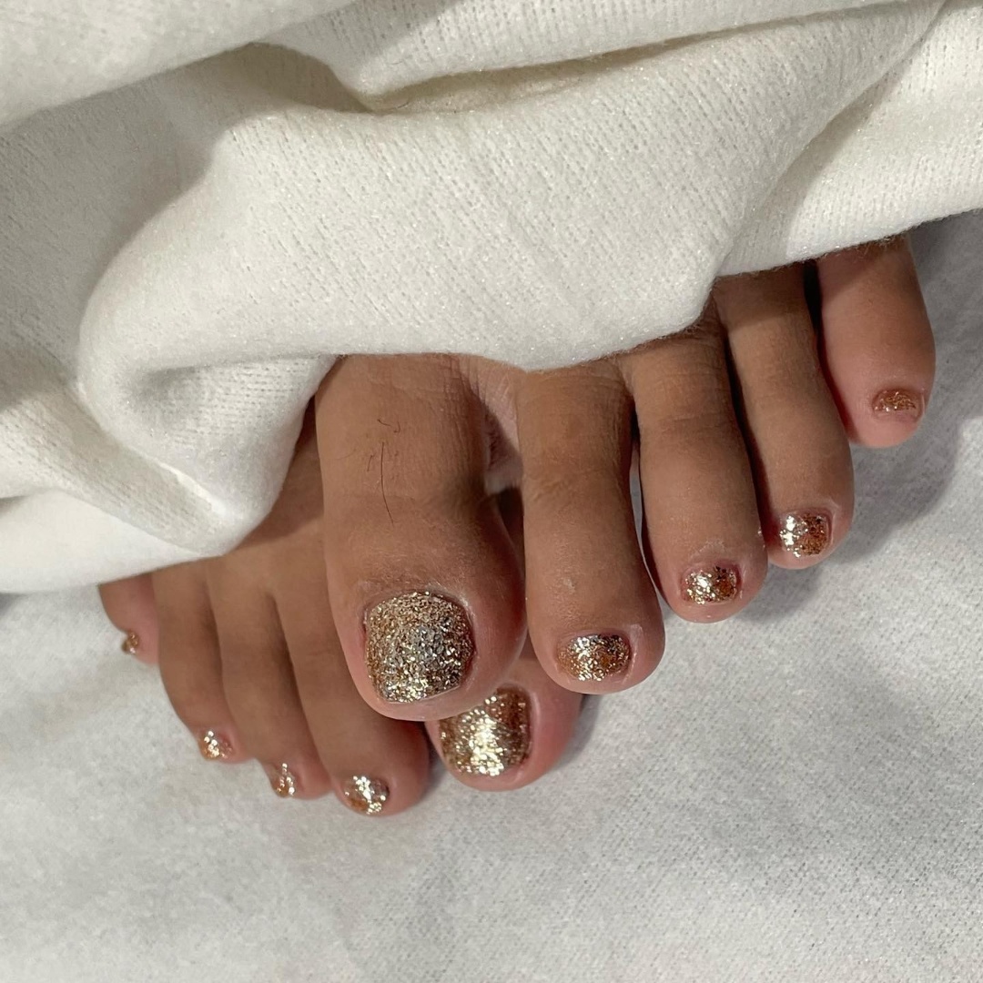 Pedicure Gold Spring Color 30 Gold Pedicure Ideas to Add Glamour to Your Look in 2024