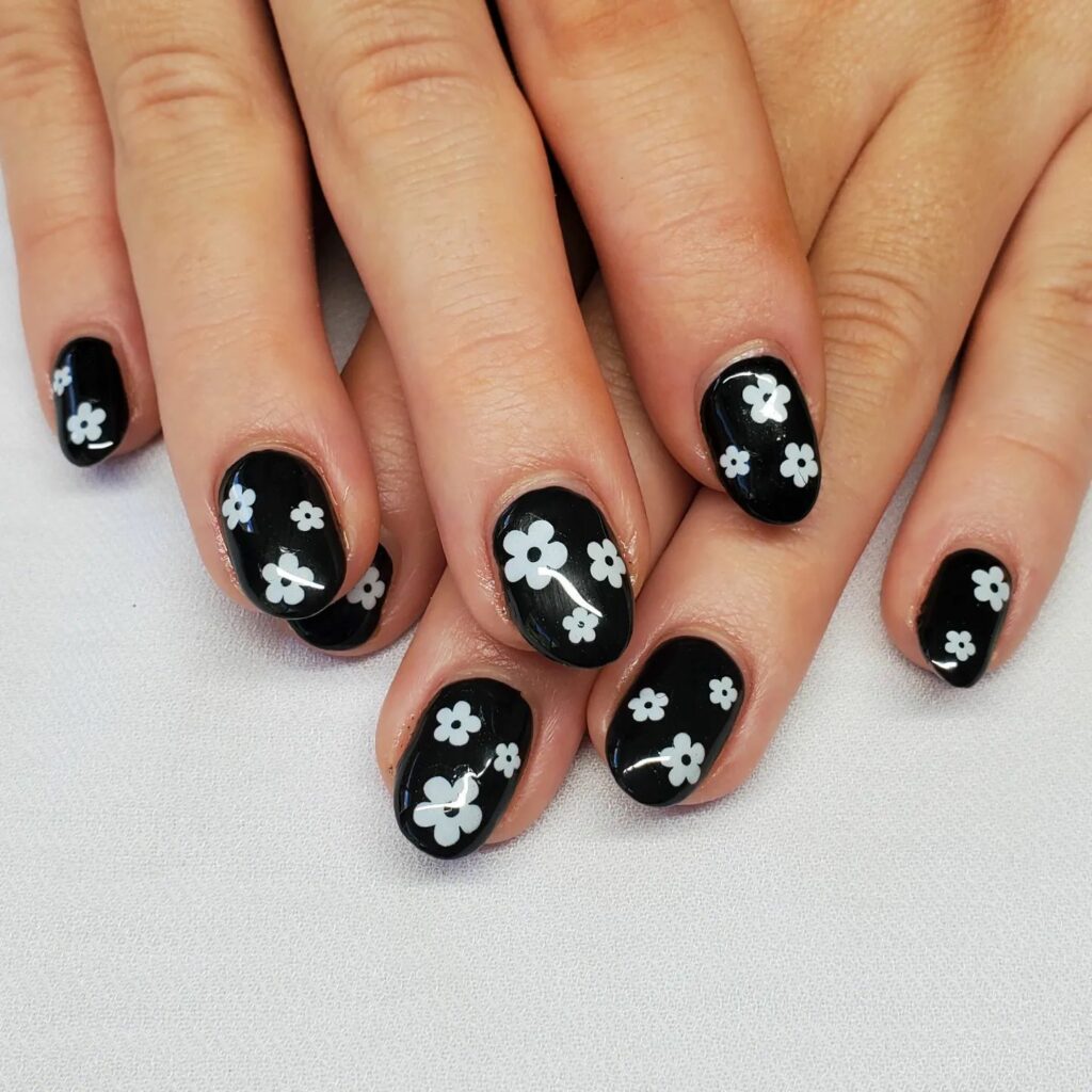 Black Short Nail With Clover Design