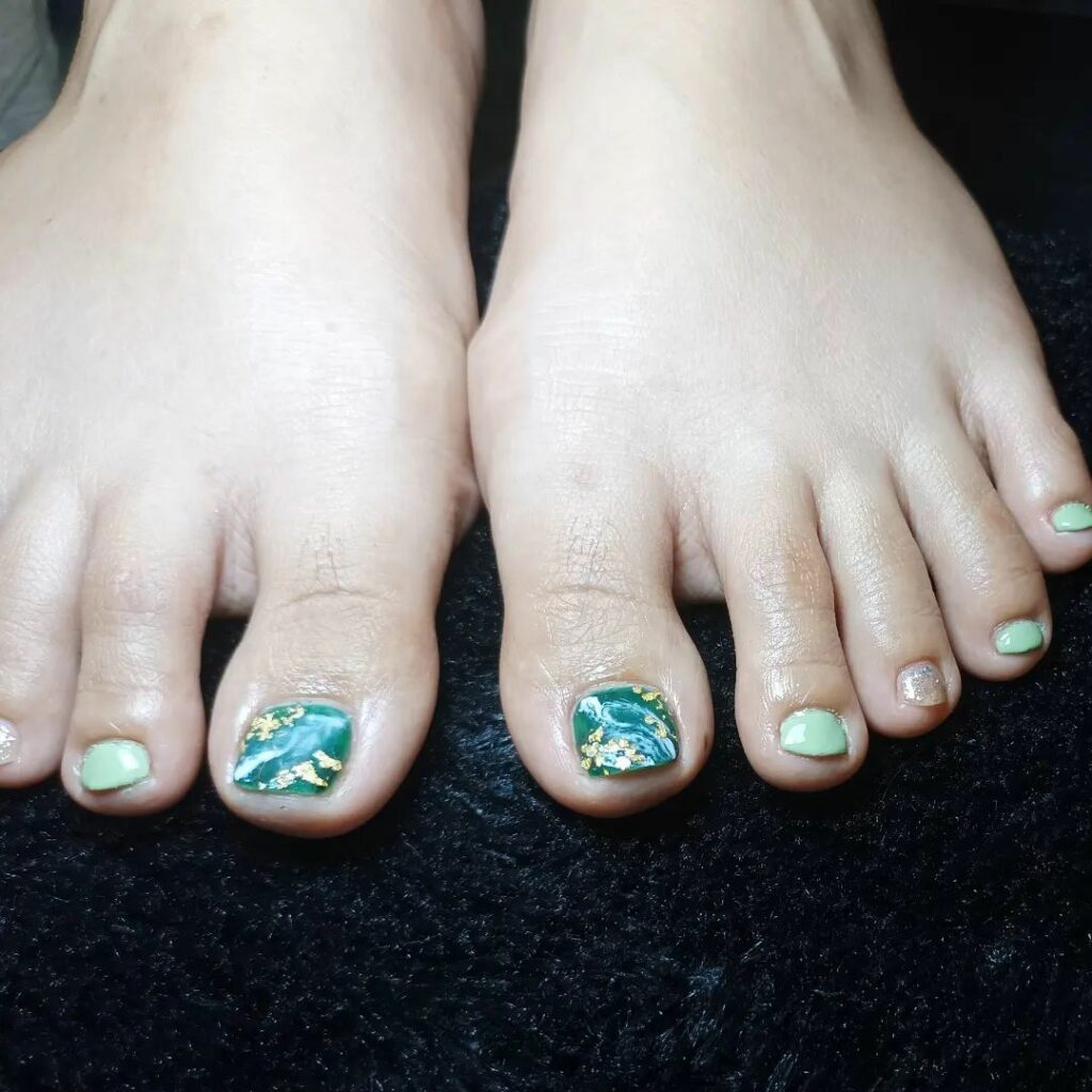 Swirled Marble Dark Green Pedicure