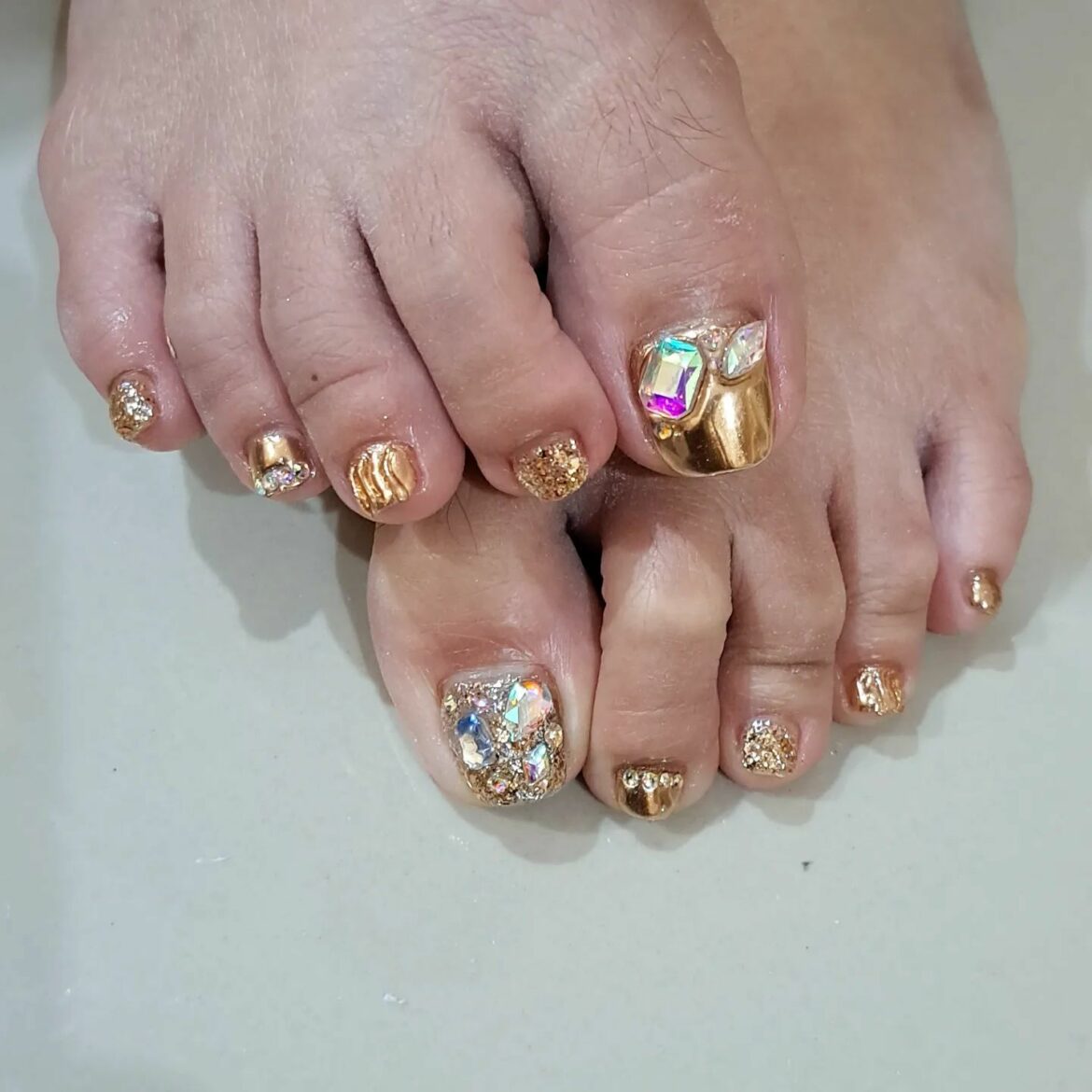 30 Gold Pedicure Ideas to Add Glamour to Your Look in 2024