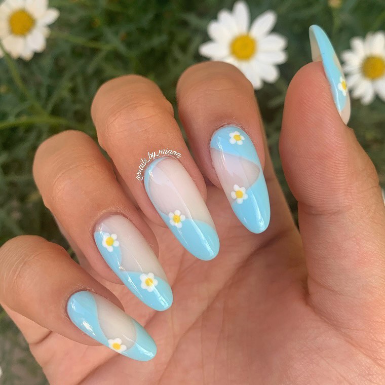 Blue Daisy nails