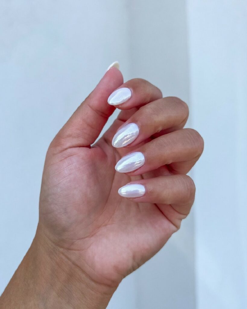 Chrome white short nails