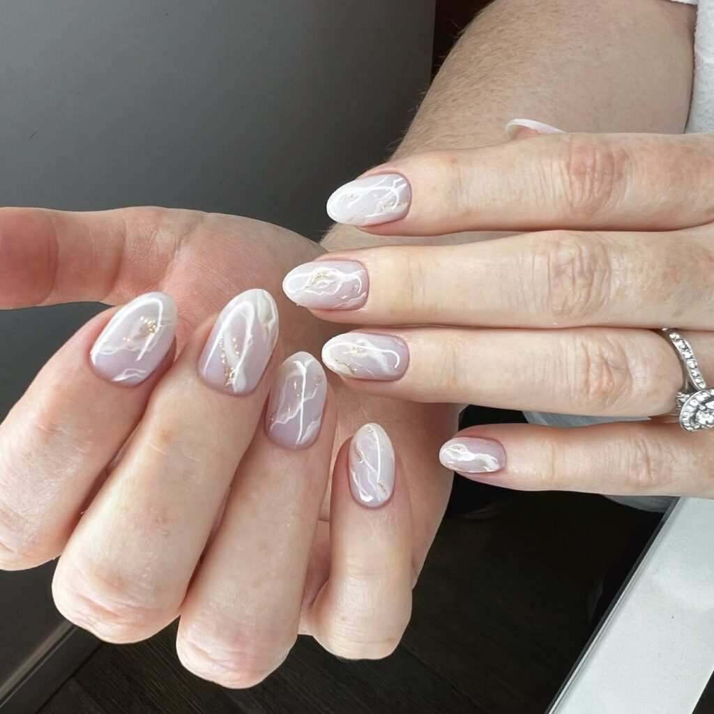 Marbled and white short nails
