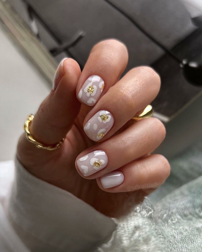 Neutral Daisy nails