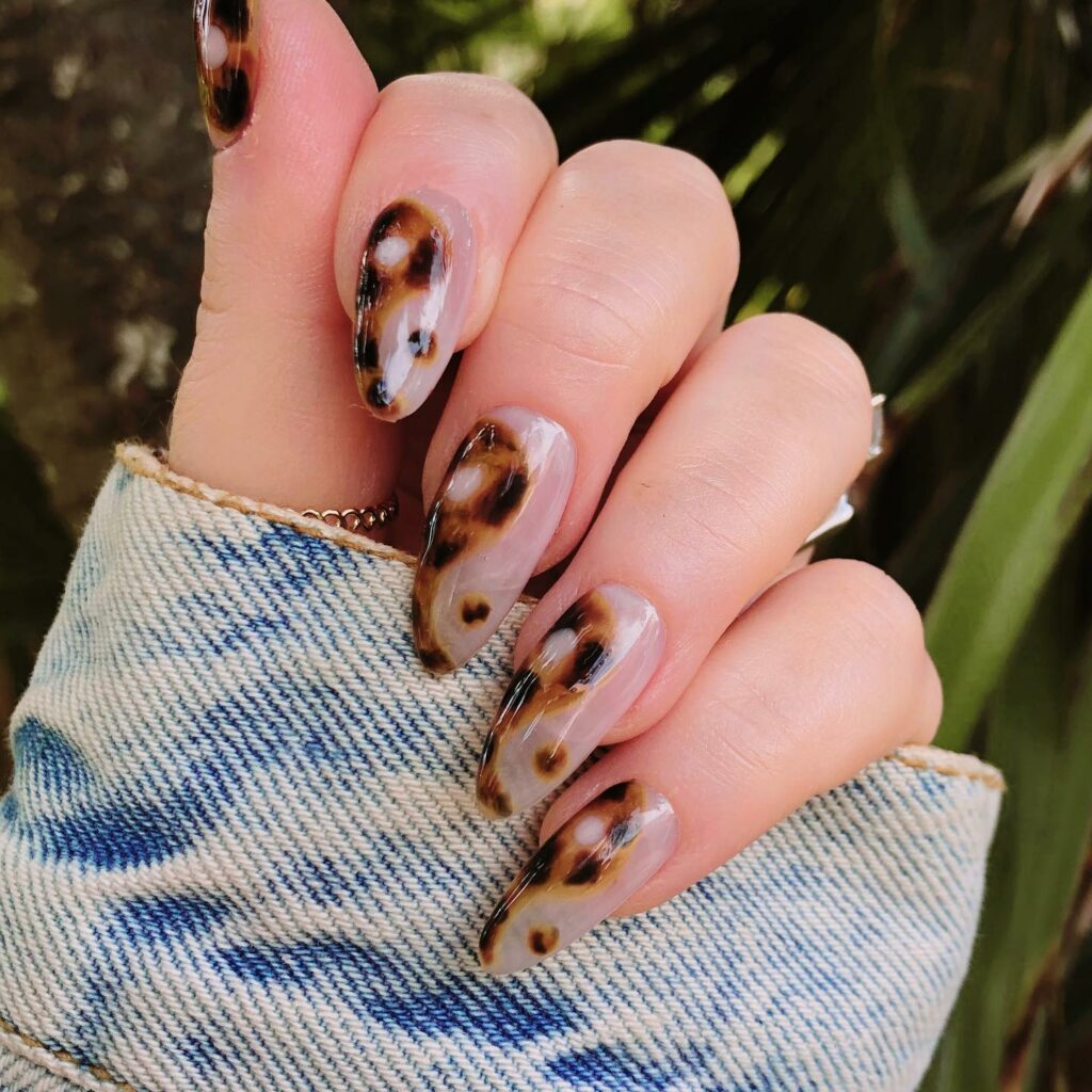 Tortoise Patterned Yin Yang Nails for Natural Texture

