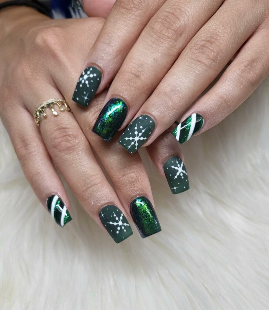 Chic Short Green Christmas Nails

