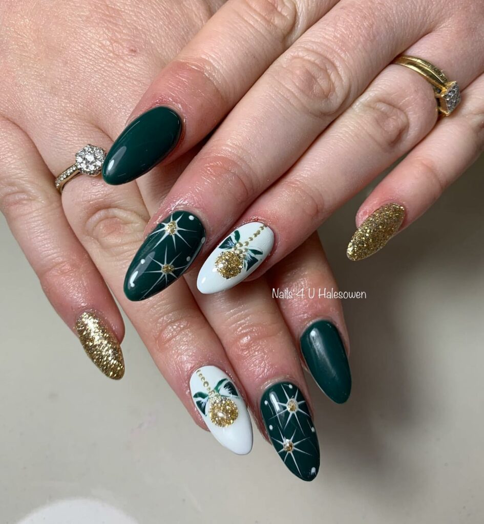 Gilded Stellar Patterns on Green Christmas Nails