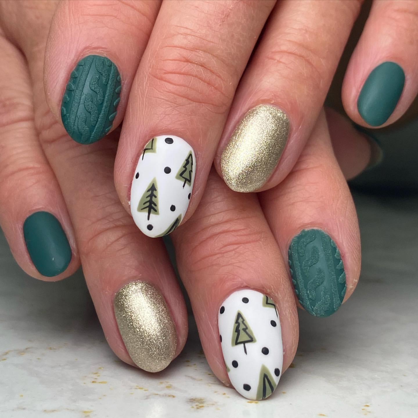 Luxurious Gold Accents on Green Christmas Nails