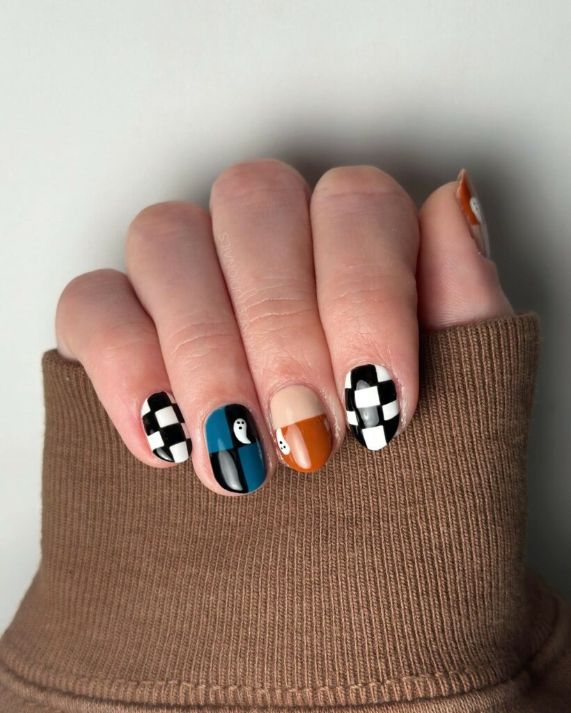 Small Round Checkered Nails With Cute Ghost Spooks