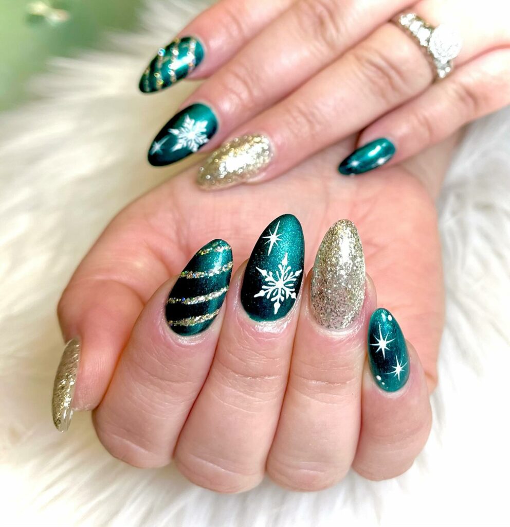 Festive Emerald Green and Gold Nails 