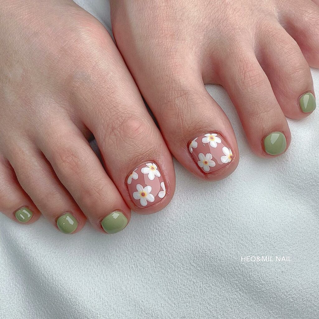 Daisy-Adorned Toe Nails