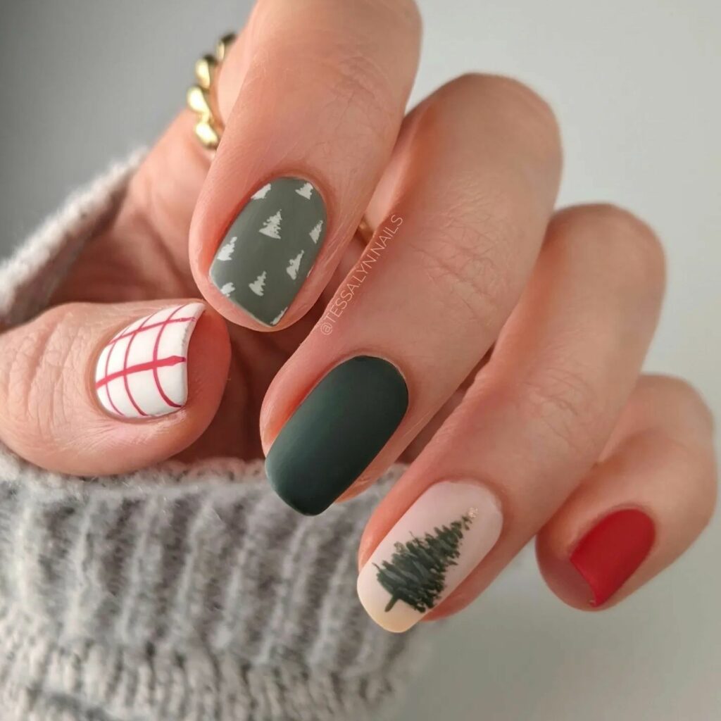 Minimalist Christmas Tree Nails