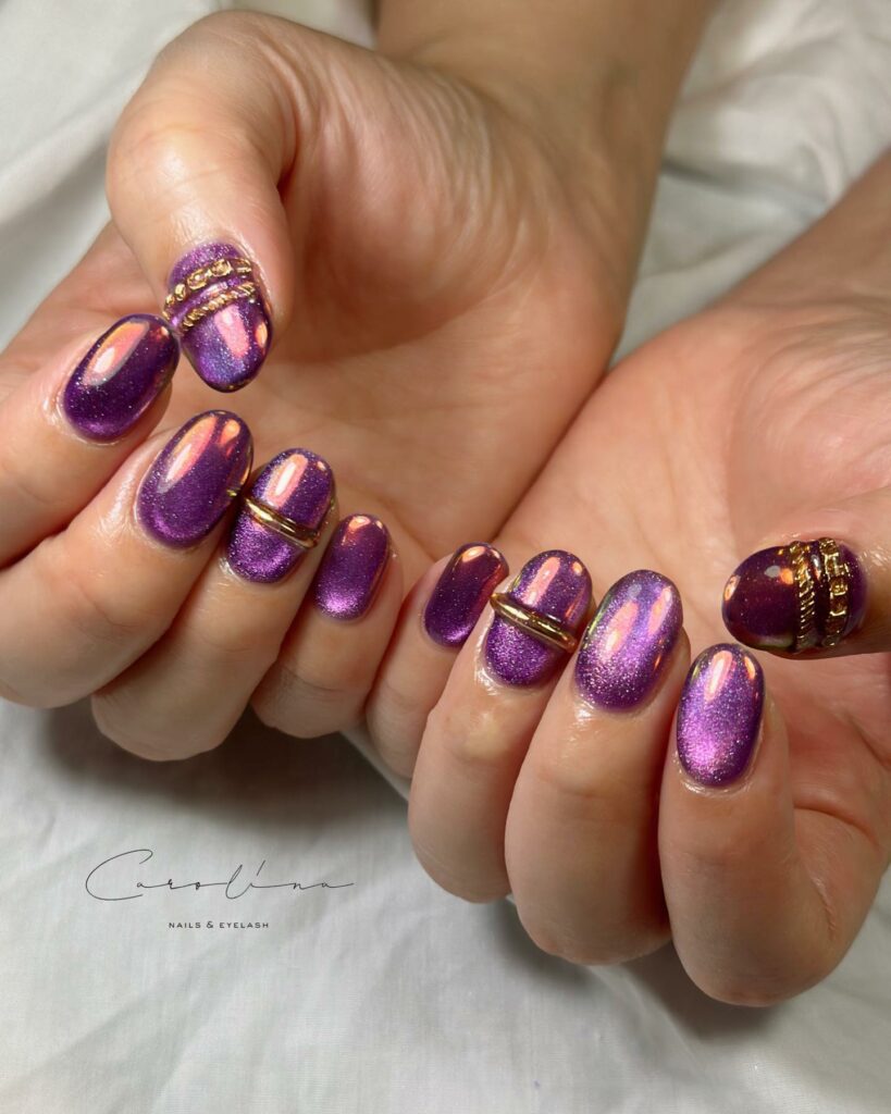Cat Eye Purple Round Nails With Gold Chain Design