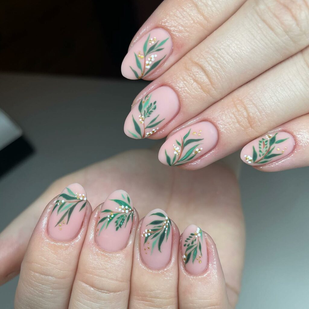Delicate Mistletoe Nails